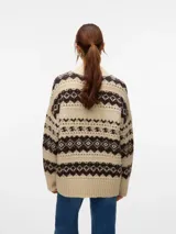 Cardigan de punto con estampado animal print, cuello en V y cierre frontal de botones. Presenta un diseño de textura suave y corte holgado.