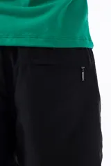 Short de baño negro con cintura elástica ajustable con cordón, bolsillos laterales y logo de la marca en blanco en la pierna izquierda.