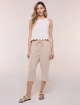 Pantalón capri de algodón a rayas verticales en tonos azul, celeste y blanco, con cintura elastizada, cordón de ajuste frontal y bolsillos aplicados.