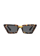 Lentes de sol modelo Cabo Doha con armazón carey de diseño geométrico y formato cat-eye, con cristales oscuros.