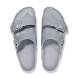 Sandalia Birkenstock modelo Arizona, confeccionada en material EVA ligero y resistente al agua. Presenta diseño de dos correas ajustables con hebillas del mismo tono y plantilla anatómica.