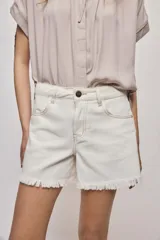 Short de jean blanco de tiro medio con silueta relajada y detalle de ruedo desflecado con flecos.