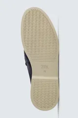 Mocasín casual de hombre, color azul marino, con parte superior de serraje (gamuza) y suela de goma a contraste color beige. Presenta un detalle de bordón cosido en la pala.