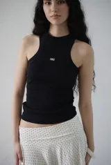 Musculosa negra de algodón con corte nadadora y logo pequeño estampado en el pecho.