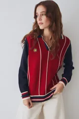 Remera tejida de algodón estilo polo con mangas largas azul marino y cuerpo rojo con franjas verticales blancas, escote en V y parche bordado Team Savia.