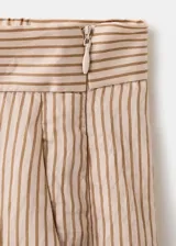 Pantalón de tiro medio color beige con diseño a rayas sutiles, de corte recto y holgado, confeccionado en mezcla de lyocell, viscosa y poliamida.