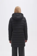 Campera acolchada color beige, de corte largo, con capucha y cierre frontal con cremallera.