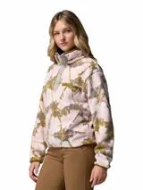 Polar de felpa suave y mullida Columbia modelo Helvetia Snap Fleece, con estampado abstracto en tonos rosado, marrón y verde oliva. Cuenta con cuello alto con solapa de botones a presión, un bolsillo con cierre en el pecho y puños elásticos.