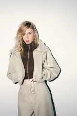 Pantalón de tiro alto con cintura elástica ajustable mediante cordón. Presenta un corte recto y holgado con bolsillos laterales y traseros.