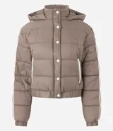 Campera puffer deportiva Get Over, color blanco con detalles de bies en color negro a lo largo de las mangas. Presenta cuello alto con capucha integrada, cierre frontal con botones a presión, bolsillos laterales con cremallera y puños con elásticos.
