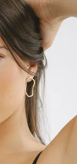 Aros colgantes dorados con forma irregular.