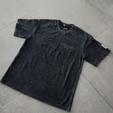 Remera oversize de algodón con acabado stonewash y efecto desgastado, con logo ovalado retro estampado en la espalda.