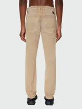 Jean jogg color beige claro, con cordón negro ajustable en la cintura y corte recto.