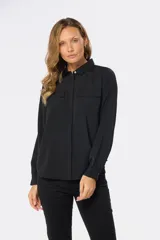 Blusa tipo camisa blanca de manga larga con botones nacarados ocultos con cartera. Tela suave y sedosa con doble capa en el frente para evitar transparencias.