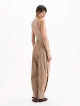 Pantalón Oslo de microfibra liviana color negro, de silueta amplia y tiro alto con cinturón incorporado con hebilla cuadrada y ojalillos metálicos.