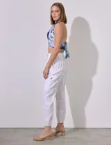 Pantalón jogger blanco de tencel con pretina ancha elastizada, lazo de ajuste, bolsillos delanteros y laterales, y puño elastizado en el ruedo.