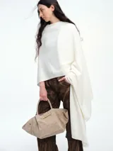 Poncho amplio y liviano de tejido suave con mezcla de cashmere, de diseño abierto y caída fluida.