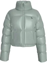 Campera puffer de corte cropped y relajado, marca Calvin Klein. Confeccionada en nailon impermeable con relleno de plumas y plumón. Presenta cuello alto, cierre frontal de cremallera, bolsillos laterales con cierre, puños elásticos y bajo ajustable con cordón. Incluye el monograma de la marca estampado en el pecho.