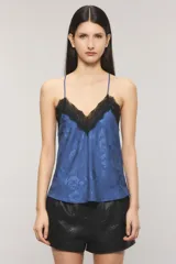Top azul de satén con estampado sutil, escote en V pronunciado con detalle de encaje negro, breteles finos regulables y espalda deportiva.
