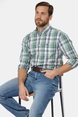 Pantalón de jean celeste, de corte recto y tiro medio.