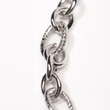 Gargantilla plateada de eslabones ovalados con cierre de mosquetón y cadena de alargue.