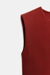 Camiseta de corte slim fit, cuello redondo y diseño sin mangas (manga sisa), de largo normal.