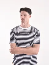 Remera de corte regular con diseño de rayas horizontales en azul marino y blanco, cuello redondo y pequeño detalle de texto bordado en el pecho.