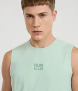 Musculosa deportiva de poliamida color verde menta, con cuello redondo y estampa frontal con el texto 'RUN CLUB'.