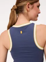 Vestido largo de algodón color azul, de corte recto y sin mangas, con ribetes en contraste en el cuello y sisas.