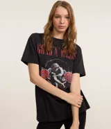 Remera negra de algodón con cuello redondo, manga corta y estampa de Guns N' Roses en la espalda.
