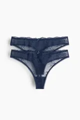 Pack de dos bombachas tipo colaless confeccionadas íntegramente en encaje azul marino, con detalle de pequeño lazo central en la cintura y bordes festoneados.