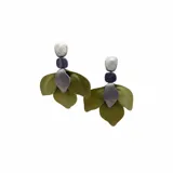 Aros colgantes artesanales de cuero en forma de flor, combinando tonos verde militar, plateado y gris oscuro.