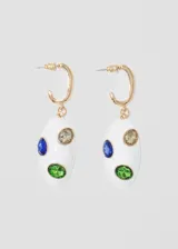 Par de aros colgantes con base de metal dorada, aro superior tipo argolla y dije ovalado de loza blanca con incrustaciones de piedras de colores: verde, azul y marrón.