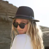 Lentes de sol con montura verde y lentes marrones.