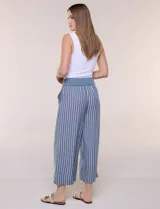 Pantalón palazzo crop a rayas azules y blancas, con tiro alto, pretina ancha de crochet elástico y bolsillos frontales de parche.