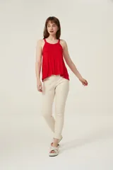 Musculosa roja de punto canale con breteles finos, corte holgado y escote cuadrado.