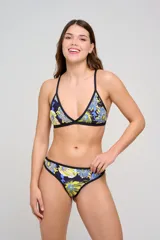 Corpiño de bikini triangular estampado en tonos negro y blanco, con ribetes negros y tirantes regulables.