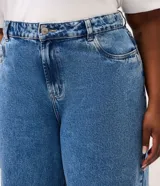 Pantalón de jean corte wide leg, color azul medio, con cintura de tiro alto, cierre de botón y bolsillos laterales. Confeccionado en tejido de algodón estructurado.