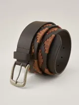 Cinturón de cuero marrón con detalle de bordado artesanal en hilo color tostado y hebilla metálica con acabado envejecido. Marca Benson & Thomas grabada en el interior.