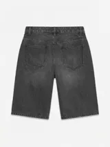 Bermuda de jean color negro con lavado stonewash de tiro medio, calce holgado y largo a la rodilla. Cuenta con bolsillos delanteros, monedero, traseros y cierre frontal con botón y cremallera.