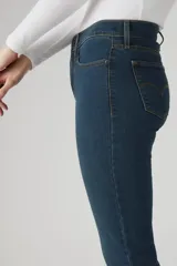 Pantalón de jean corte recto con tecnología shaping, tiro medio y cierre frontal con botón y cremallera. Presenta un lavado azul oscuro clásico con costuras en contraste.