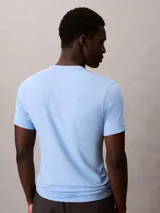 Pack de tres remeras de cuello redondo y manga corta, confeccionadas en una mezcla de algodón, poliéster y elastano. Presentan un ajuste regular y cuentan con el logo de la marca bordado discretamente en el bajo.