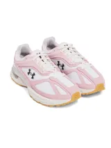 Championes Under Armour modelo HOVR Apparition, con diseño retro inspirado en el running. Presentan una base de malla blanca con superposiciones de gamuza en color rosado, logo de la marca en el lateral y suela de goma con tecnología de amortiguación HOVR.
