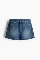 Short de denim azul de tiro alto, confeccionado en algodón levemente elástico con bolsillos delanteros de parche.