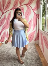 Pollera celeste acampanada de viscosa, con cintura elastizada ajustable con lazo.