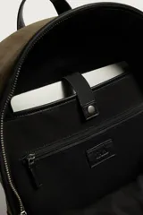 Mochila verde militar con detalles en negro, compartimento principal con cierre, bolsillo frontal con cierre y asa de mano superior.