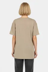 Remera blanca de algodón con cuello redondo, mangas cortas y calce holgado. Cuenta con un estampado frontal de estilo gráfico que dice "Negroni" junto con la ilustración de un trago y rodajas de naranja.