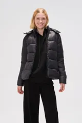 Campera puffer negra de corte corto, con cuello alto y cierre frontal.
