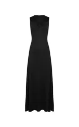 Vestido largo negro de tejido de punto, con silueta recta, escote con detalle retorcido y aberturas en el busto, sin mangas y con caída fluida.