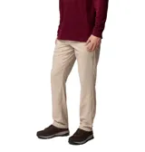 Pantalón tipo chino de corte recto, confeccionado en tejido técnico con tecnología Omni-Shield que repele la humedad y las manchas. Presenta bolsillos laterales, bolsillos traseros y presillas para cinturón.